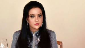 amruta fadnavis age